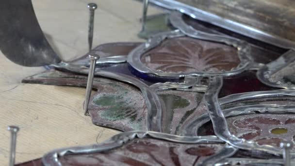Glasermeister baute Glasmalerei wieder auf - Filmmaterial, Video
