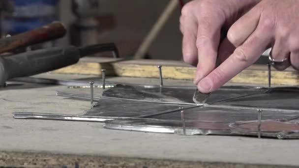 Glasermeister baute Glasmalerei wieder auf - Filmmaterial, Video