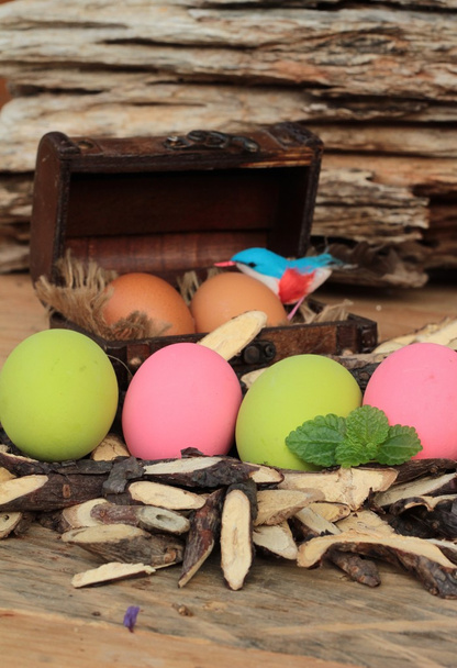 Colorato sottaceto di uovo conservato su sfondo di legno
. - Foto, immagini