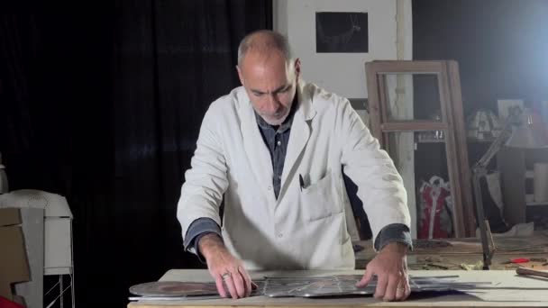 um vidraceiro mestre reconstruído vitrais
 - Filmagem, Vídeo