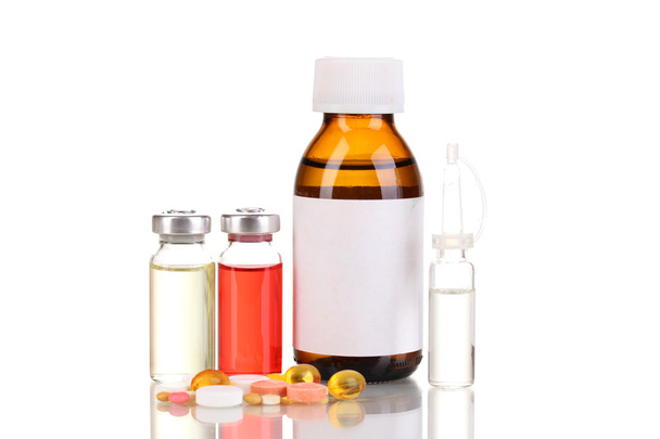 Медицинские бутылки с таблетками и ампулами изолированы на белом
 - Фото, изображение