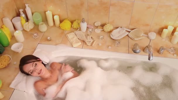 Mujer relajante en baño de burbujas
. - Imágenes, Vídeo