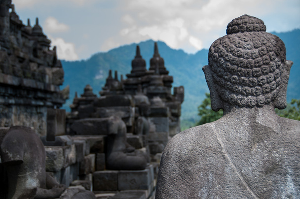 Brahman-Buddha-Steinskulptur mit Blick auf Tempel und Berge - Foto, Bild