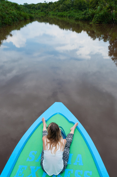 Kadın ahşap tekne nehir orman içinde sürüş - Fotoğraf, Görsel