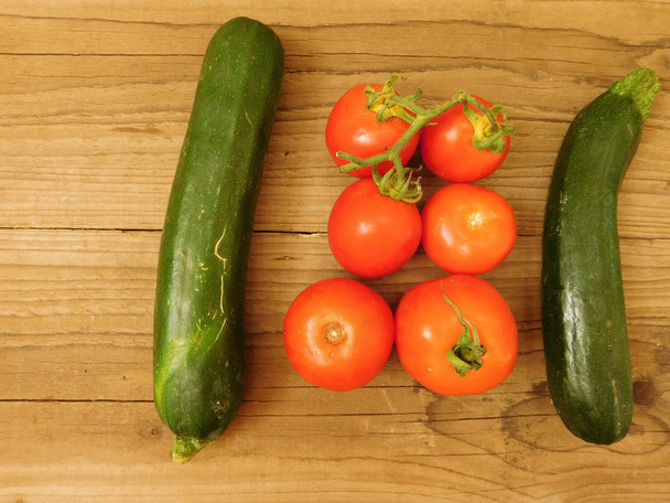 warzywa do jedzenia na podstawie drewnianej - Zdjęcie, obraz