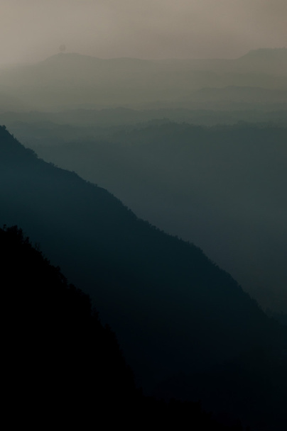 Berge im grauen Schatten - Foto, Bild
