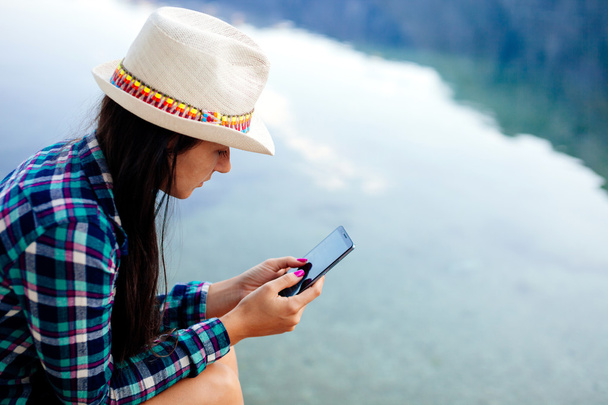 dziewczyna podróży i przeglądania smartphone - Zdjęcie, obraz