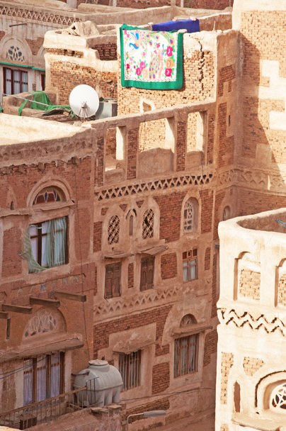 Υεμένη, τη Μέση Ανατολή: στον ορίζοντα της πρωτεύουσας Sana'a, μνημείο παγκόσμιας πολιτιστικής κληρονομιάς, με την μοναδική παλάτια και τα πέτρινα σπίτια διακοσμημένα με γεωμετρικά σχέδια με καύση τούβλα και λευκή γύψου - Φωτογραφία, εικόνα