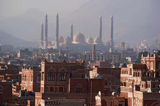 Jemen, a Közel-Keleten: Légifelvételek a látóhatár a főváros Sana'a, Unesco Világörökség, a Al-Saleh mecset, a köd és az egyedi paloták és a torony kőből házak díszített geometrikus minták az égetett tégla-és fehér-gipsz - Fotó, kép