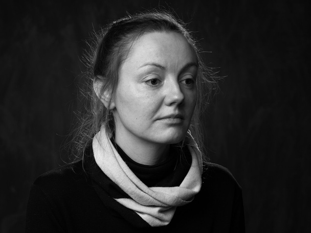 Porträt einer jungen, traurig orientierungslosen Frau  - Foto, Bild