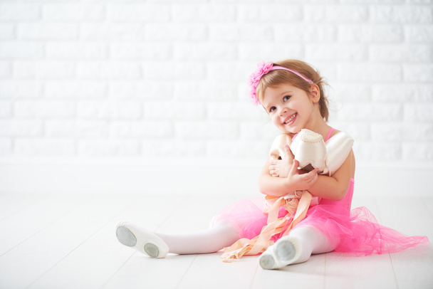 niña pequeña sueña con convertirse en bailarina con zapato de ballet
 - Foto, Imagen