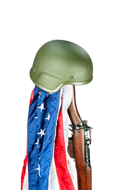 Rifle and helmet memorial - Foto, afbeelding