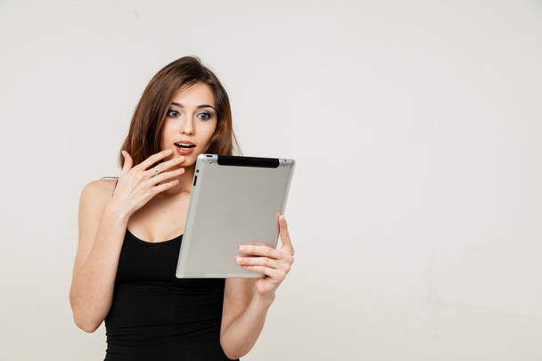 mladá žena držící biute tabletu pc - Fotografie, Obrázek