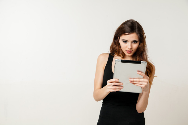 молодая женщина с планшетным компьютером biute
 - Фото, изображение
