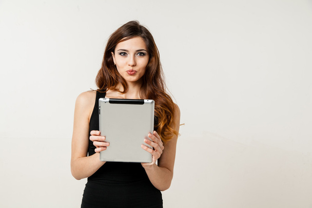 junge Frau hält Tablet-PC in der Hand - Foto, Bild