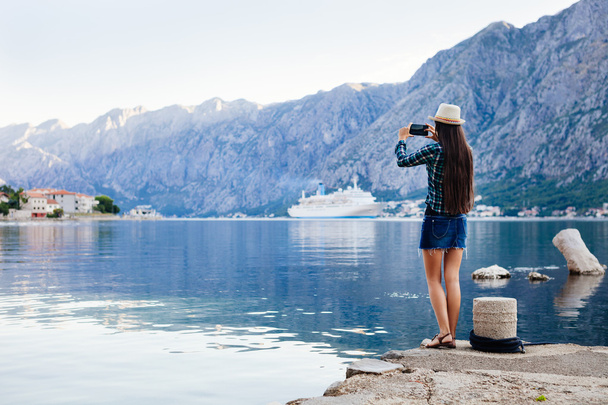 menina tirando foto de navio de cruzeiro
 - Foto, Imagem