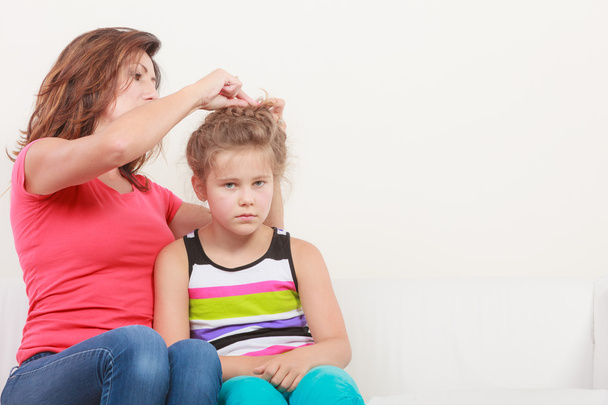 Mother combing hair for daughter - Fotografie, Obrázek