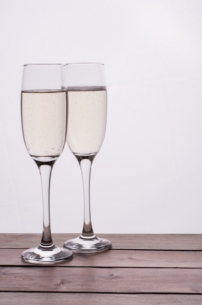 Šampaňské na dřevěný stůl bílé pozadí - Fotografie, Obrázek