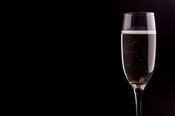 un bicchiere di champagne su sfondo nero - Foto, immagini