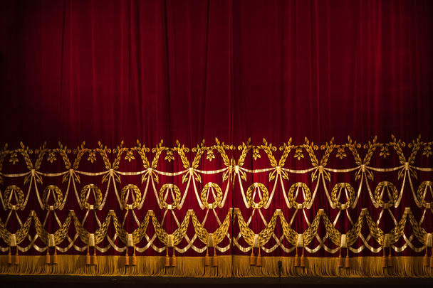 Bella Indoor Theater Stage tende con illuminazione drammatica
 - Foto, immagini