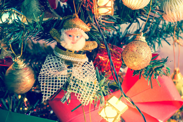 Άγιος Βασίλης κρατήστε κουδούνι και καρδιά φως, στολίδι διακοσμήσει καλά Χριστούγεννα και Ευτυχισμένο το νέο έτος - Φωτογραφία, εικόνα