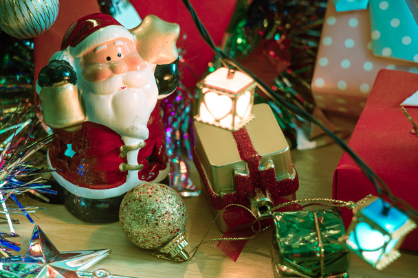 Санта-Клауса утримуйте Белл і серце світло, прикраса, прикрасити щасливого Різдва і щасливого нового року - Фото, зображення