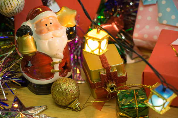 サンタ クロースをベル押しの心の光、飾りは、メリー クリスマスと幸せな新年を飾る - 写真・画像