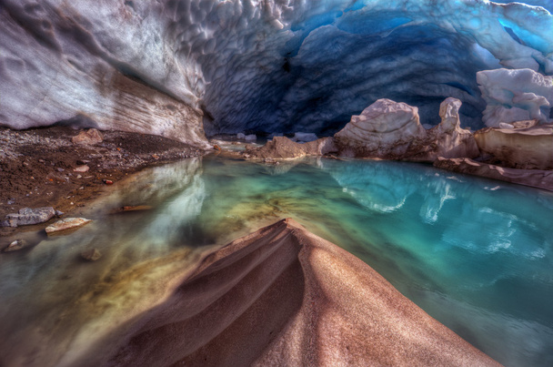 Cueva de glaciares coloridos
 - Foto, imagen