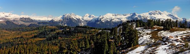 Karla kaplı dağların panoramik görünüm - Fotoğraf, Görsel