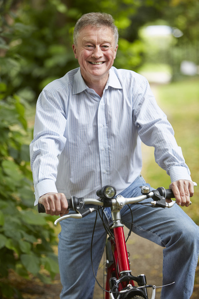 自転車に乗るを楽しむ年配の男性 - 写真・画像