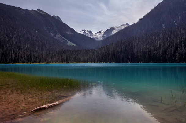 Lac de montagne avec un reflet parfait
 - Photo, image