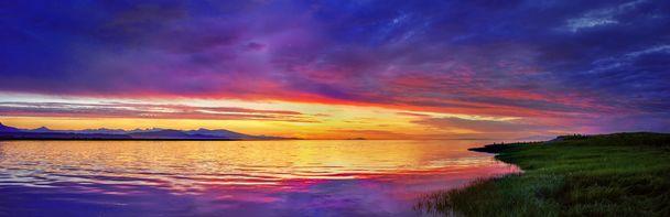 захід сонця з інтенсивними темними хмарами
 - Фото, зображення