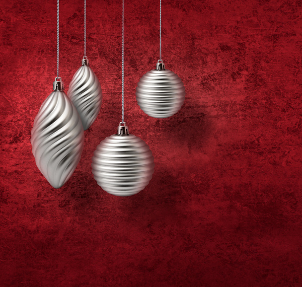Серебряное рождественское украшение на красном
 - Фото, изображение