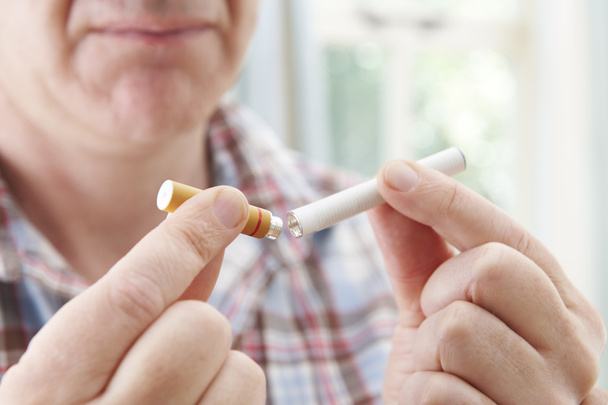 Homem usando cigarro eletrônico para parar de fumar
 - Foto, Imagem