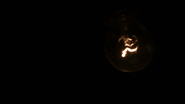 ampoule dans l'obscurité
 - Séquence, vidéo