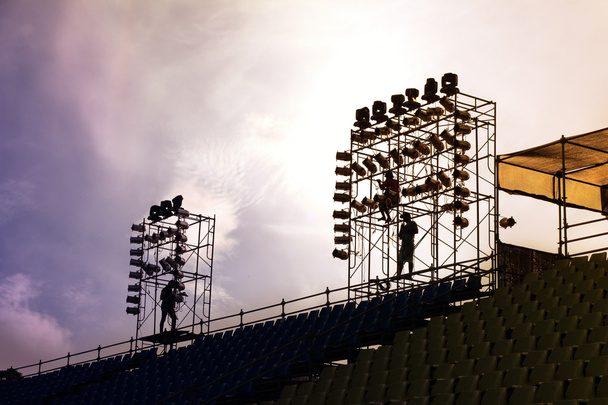 Een complexe steiger setup voor een podium voor een openlucht concert. - Foto, afbeelding