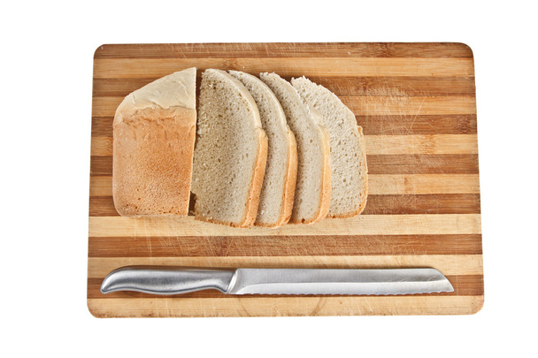 Gesneden zelfgebakken brood op hakken bestuur - Foto, afbeelding