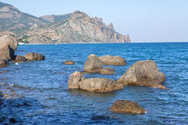 Mavi denizin içinde büyük kayalar - Fotoğraf, Görsel