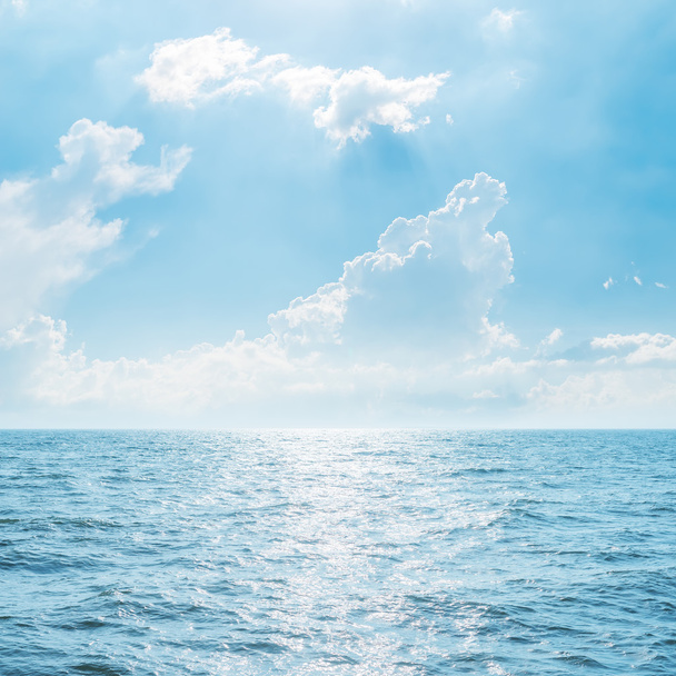 Nuvens sobre o mar azul
 - Foto, Imagem