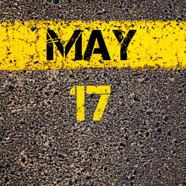 17 Maio dia de calendário sobre estrada marcação linha de pintura amarela
 - Foto, Imagem