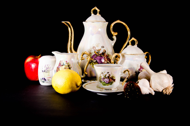 Set da tè in porcellana vintage su sfondo bianco
 - Foto, immagini