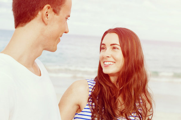 Romantico giovane coppia sulla spiaggia
 - Foto, immagini