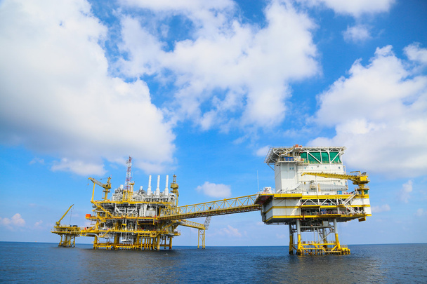 Морская строительная платформа для добычи нефти и газа, нефтегазовой промышленности и тяжелой работы, Производственная платформа и эксплуатационный процесс по ручной и автоматической функции
. - Фото, изображение