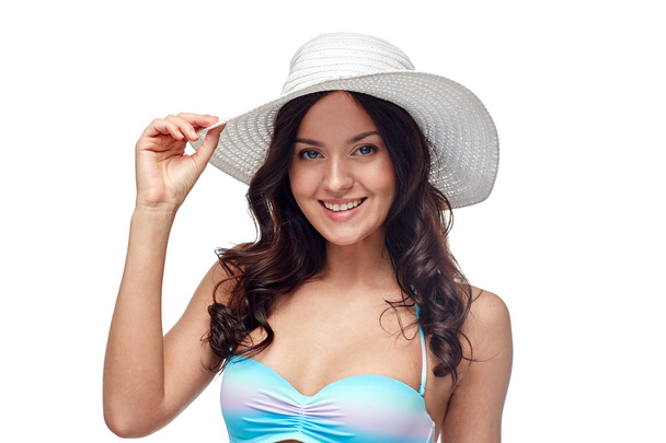 mujer joven feliz en bikini traje de baño y sombrero de sol
 - Foto, imagen