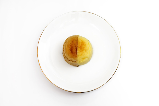 Tarta de vainilla y queso chocolate en plato blanco
 - Foto, Imagen