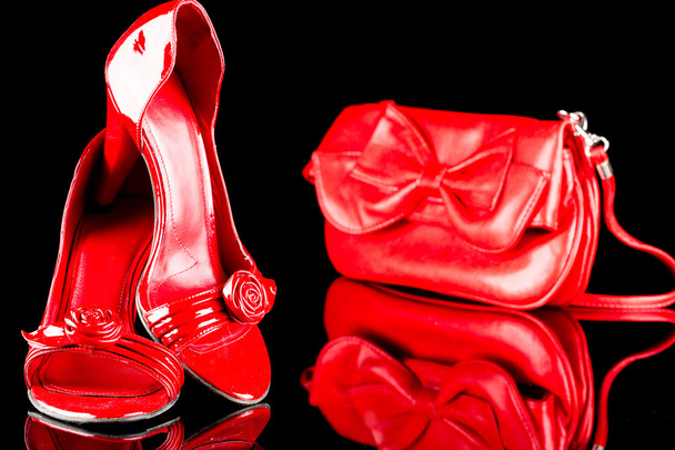 luxury red high heel women shoes and a bag on black background. reflection - Foto, afbeelding