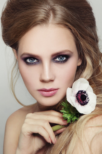 girl with stylish violet make up - Foto, afbeelding