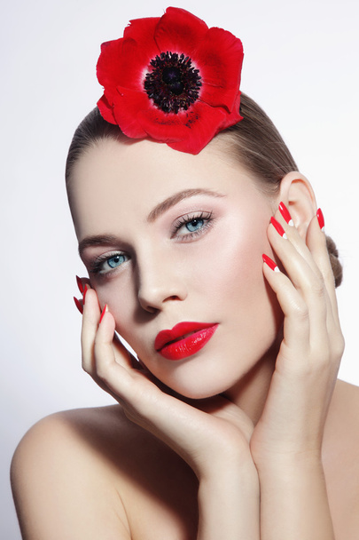 woman with red flower in hair - Foto, Bild