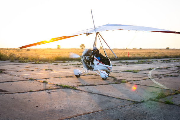 Drachenfliegen, im Morgengrauen auf der Landebahn stehend - Foto, Bild