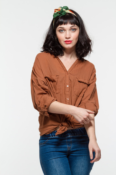 Beautiful confident young woman in blouse and jeans - Foto, imagen